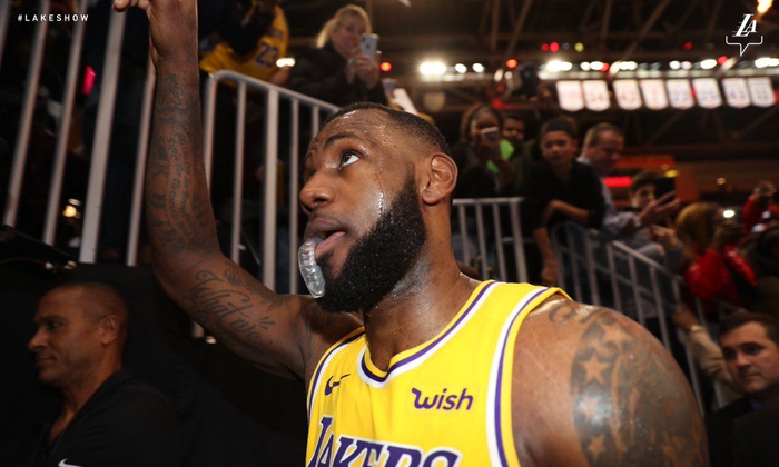 包含托特纳姆训练开放日，今晨调整名单引欢呼，欧篮联在即，赛程密集仍需轮换的词条