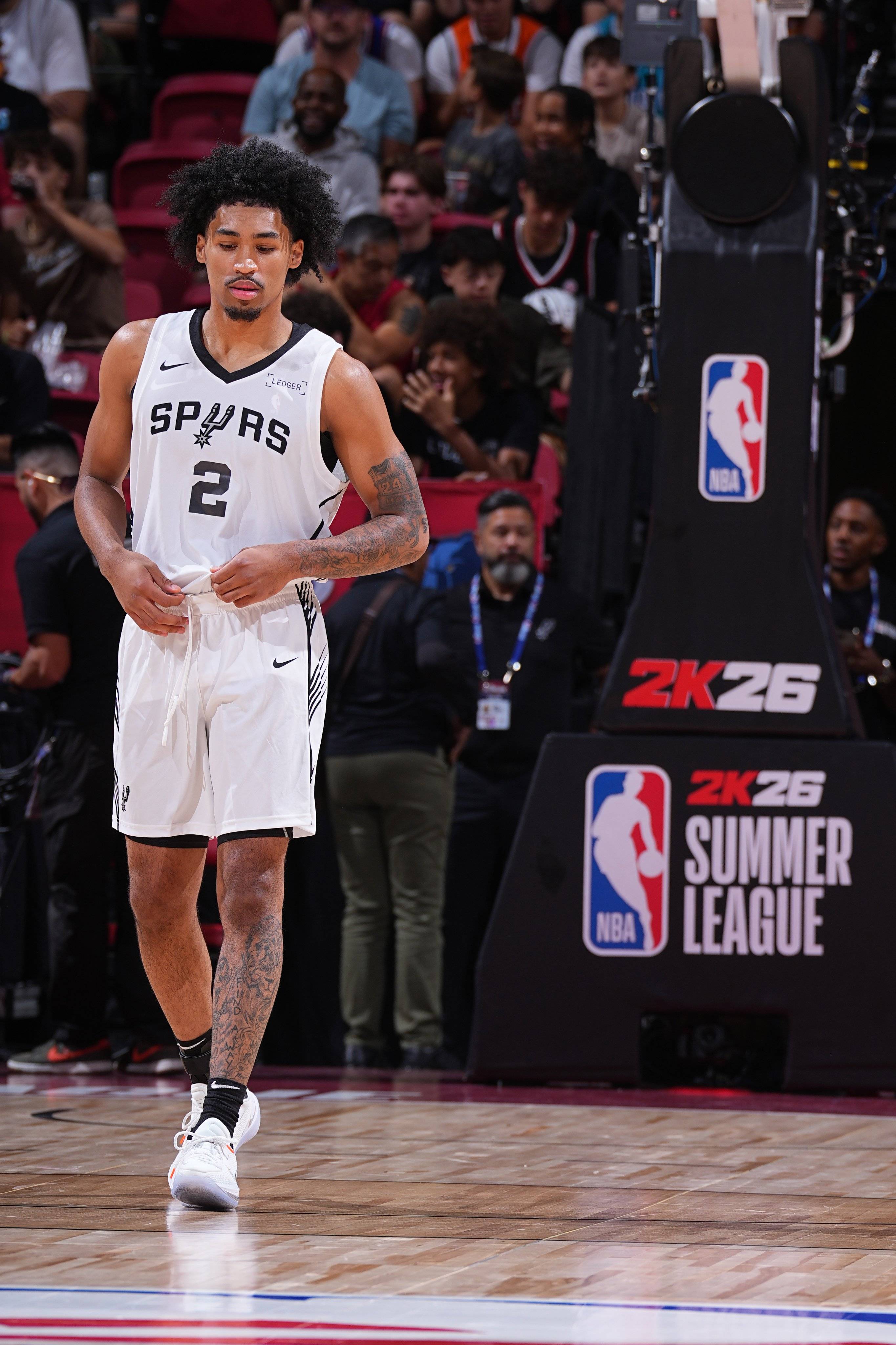 包含NBA季后赛赛程吃紧，迈阿密热火今晨止住颓势，赛场秩序良好，阵容厚度经受考验的词条