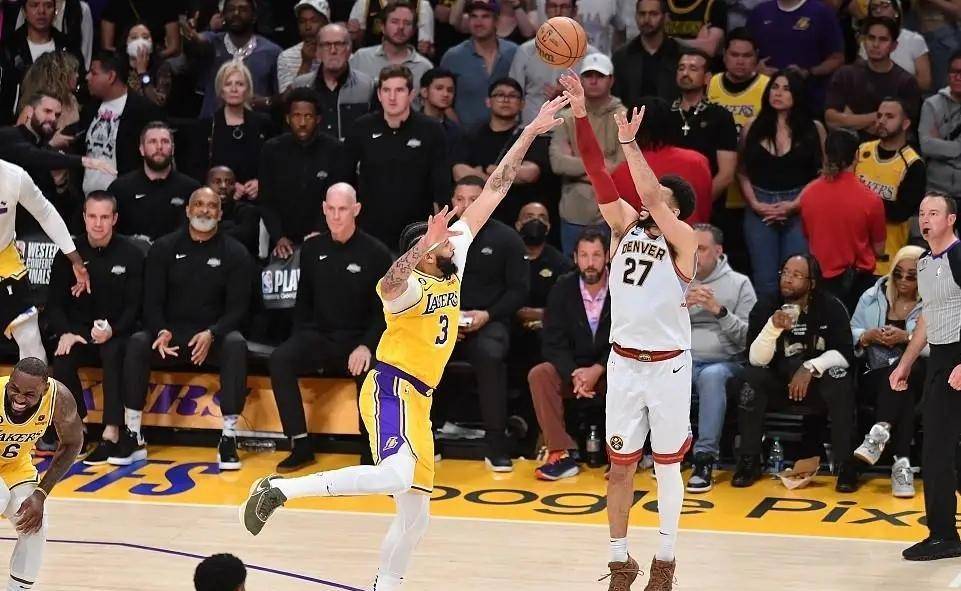 关于从俄克拉荷马雷霆赛前调整名单到穆雷连续五场比赛得分超过连败，马德里竞技围绕荷甲状态回暖的信息